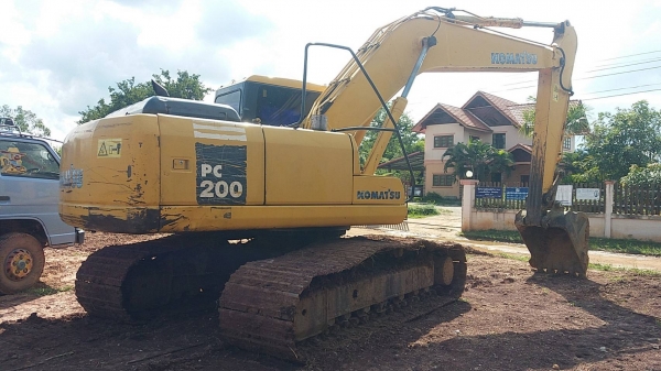 ขาย 1,100,000 KOMATSU pc 200-7 เล่มทะเบียน ไฟฟ้าครบ เครื่องดี ปั้มแรง เอวแน่น ช่วงล่าง รอนเลอร์มีแตก รถสวยพร้อมใช้เอกสารพร้อมโอน รถอยู่ เพชรบูรณ์ 090-772-3710 090-772-3708