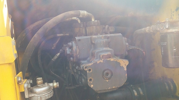 ขาย 1,100,000 KOMATSU pc 200-7 เล่มทะเบียน ไฟฟ้าครบ เครื่องดี ปั้มแรง เอวแน่น ช่วงล่าง รอนเลอร์มีแตก รถสวยพร้อมใช้เอกสารพร้อมโอน รถอยู่ เพชรบูรณ์ 090-772-3710 090-772-3708