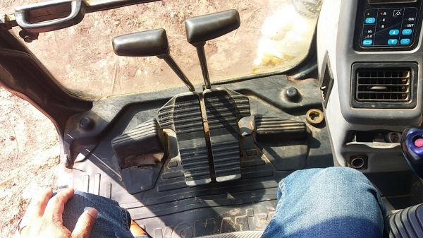 ขาย 1,100,000 KOMATSU pc 200-7 เล่มทะเบียน ไฟฟ้าครบ เครื่องดี ปั้มแรง เอวแน่น ช่วงล่าง รอนเลอร์มีแตก รถสวยพร้อมใช้เอกสารพร้อมโอน รถอยู่ เพชรบูรณ์ 090-772-3710 090-772-3708