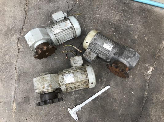 ขายมอเตอร์เกียร์เพลาออกข้าง GTR 1/2HP. 380V made in Japan อัตราทด 1:50 เพลาออกประมาณ 28รอบต่อนาที สภาพดี หมุนนิ่ม พร้อมใช้งาน มี 3ตัว ราคาตัวละ 3,000 บาท