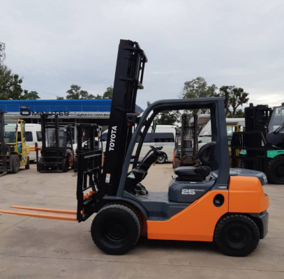 ขาย Toyota 8FD25 เสา 4.5 เมตร Hinged Fork นำเข้าจากญี่ปุ่น ทำสีเปลี่ยนยาง