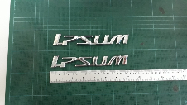 เพลทโลโก้ IPSUM ติดท้ายรถ