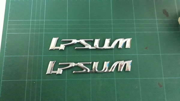 เพลทโลโก้ IPSUM ติดท้ายรถ