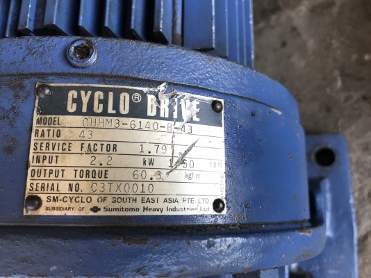ขายมอเตอร์เกียร์ Cycro drive Sumitomo 3HP. 380V อัตราทด 1:43 มีระบบเบรคในตัว เพลาออกประมาณ 33รอบต่อนาที สภาพสวย หมุนนิ่มเดิมๆ พร้อมใช้งาน มี 2ตัว ชุดนี้ขอขายเป็นคู่นะครับ(ออกจากเครื่องตัวเดียวกัน) ราคาคู่ละ 18,500 บาท
