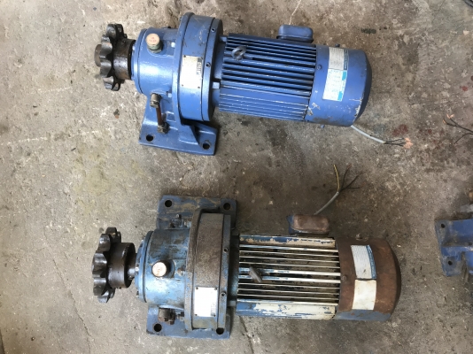 ขายมอเตอร์เกียร์ Cycro drive Sumitomo 3HP. 380V อัตราทด 1:43 มีระบบเบรคในตัว เพลาออกประมาณ 33รอบต่อนาที สภาพสวย หมุนนิ่มเดิมๆ พร้อมใช้งาน มี 2ตัว ชุดนี้ขอขายเป็นคู่นะครับ(ออกจากเครื่องตัวเดียวกัน) ราคาคู่ละ 18,500 บาท