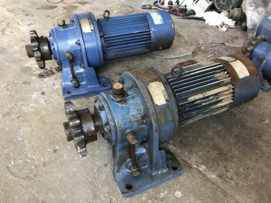 ขายมอเตอร์เกียร์ Cycro drive Sumitomo 3HP. 380V อัตราทด 1:43 มีระบบเบรคในตัว เพลาออกประมาณ 33รอบต่อนาที สภาพสวย หมุนนิ่มเดิมๆ พร้อมใช้งาน มี 2ตัว ชุดนี้ขอขายเป็นคู่นะครับ(ออกจากเครื่องตัวเดียวกัน) ราคาคู่ละ 18,500 บาท