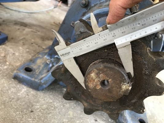 ขายมอเตอร์เกียร์ Cycro drive Sumitomo 3HP. 380V อัตราทด 1:43 มีระบบเบรคในตัว เพลาออกประมาณ 33รอบต่อนาที สภาพสวย หมุนนิ่มเดิมๆ พร้อมใช้งาน มี 2ตัว ชุดนี้ขอขายเป็นคู่นะครับ(ออกจากเครื่องตัวเดียวกัน) ราคาคู่ละ 18,500 บาท