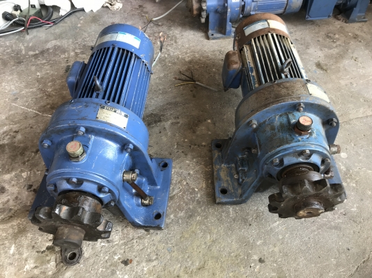 ขายมอเตอร์เกียร์ Cycro drive Sumitomo 3HP. 380V อัตราทด 1:43 มีระบบเบรคในตัว เพลาออกประมาณ 33รอบต่อนาที สภาพสวย หมุนนิ่มเดิมๆ พร้อมใช้งาน มี 2ตัว ชุดนี้ขอขายเป็นคู่นะครับ(ออกจากเครื่องตัวเดียวกัน) ราคาคู่ละ 18,500 บาท