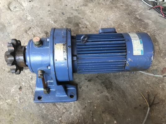 ขายมอเตอร์เกียร์ Cycro drive Sumitomo 3HP. 380V อัตราทด 1:43 มีระบบเบรคในตัว เพลาออกประมาณ 33รอบต่อนาที สภาพสวย หมุนนิ่มเดิมๆ พร้อมใช้งาน มี 2ตัว ชุดนี้ขอขายเป็นคู่นะครับ(ออกจากเครื่องตัวเดียวกัน) ราคาคู่ละ 18,500 บาท