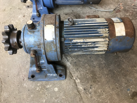 ขายมอเตอร์เกียร์ Cycro drive Sumitomo 3HP. 380V อัตราทด 1:43 มีระบบเบรคในตัว เพลาออกประมาณ 33รอบต่อนาที สภาพสวย หมุนนิ่มเดิมๆ พร้อมใช้งาน มี 2ตัว ชุดนี้ขอขายเป็นคู่นะครับ(ออกจากเครื่องตัวเดียวกัน) ราคาคู่ละ 18,500 บาท
