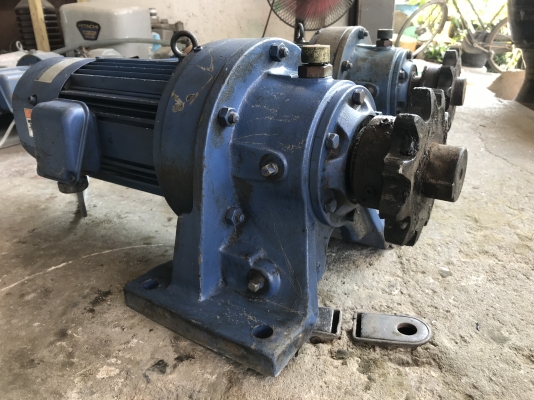 ขายมอเตอร์เกียร์ Cycro drive Sumitomo 3HP. 380V อัตราทด 1:43 มีระบบเบรคในตัว เพลาออกประมาณ 33รอบต่อนาที สภาพสวย หมุนนิ่มเดิมๆ พร้อมใช้งาน มี 2ตัว ชุดนี้ขอขายเป็นคู่นะครับ(ออกจากเครื่องตัวเดียวกัน) ราคาคู่ละ 18,500 บาท