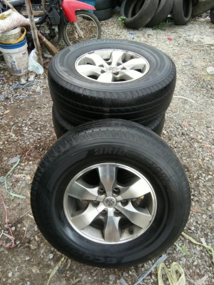 ขายแม็ก TOYOTA พร้อมยาง 265/70R16 บริดจสโตน ปี15 สวยๆคุ้มๆ ชุดละ 3900 บาท