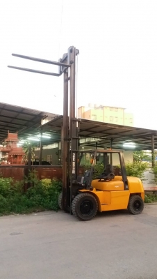ขายรถยกโฟร์คลิฟท์ยี่ห้อ TCM 5 ตัน ดีเซล เสายกสูง5 เมตร
