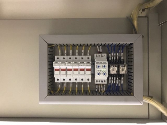 ขายตู้ Mdb Main breaker Mitsubishi 630A พร้อม breaker ย่อย 4 ตัว cap bank Abb 25kvar x 5step Pipat 0982641749