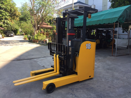 Forklifts Komatsu ไฟฟ้ายืนขับ1.8ตัน สไลด์ชิฟ รุ่นใหม่มือ2 สภาพพร้อมใช้ ใช้งานน้อย4750ชั่วโมง รถพึ่งเข้าจากญี่ปุ่นใช้งานน้อย