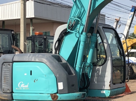 ขายรถขุด KOBELCO SK135SR YY01 ปี 2001 นำเข้าเองจากญี่ปุ่น สภาพสวยพร้อมใช้ มีVDOการทำงานครับ