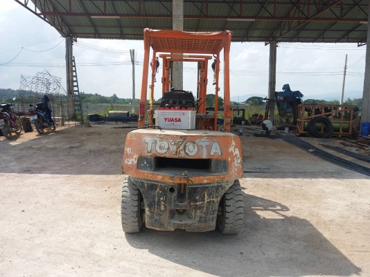 ขาย !!! รถโฟร์คลิฟ Toyota 4st 2.5 ตัน เครื่องยนต์เบนซิน  รถนำเข้า ราคา 95,000 ครับ รถใช้งานอยู่มาลองได้ โทร  ‭093-2155577