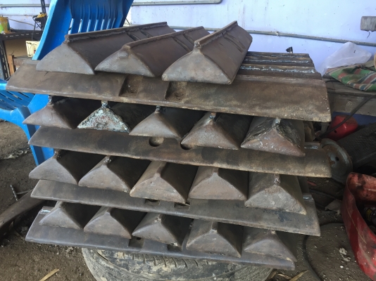 ขายใบแทร็กรถแทร็กเตอร์ ความกว้าง70 เซน ราคาใบละ600บาท โทร0616613023แพรว