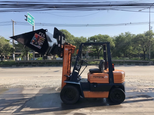 ขายรถตักยางพาราขายรถตักทะลายปาล์มขายรถตักงานร้านขายของเก่า