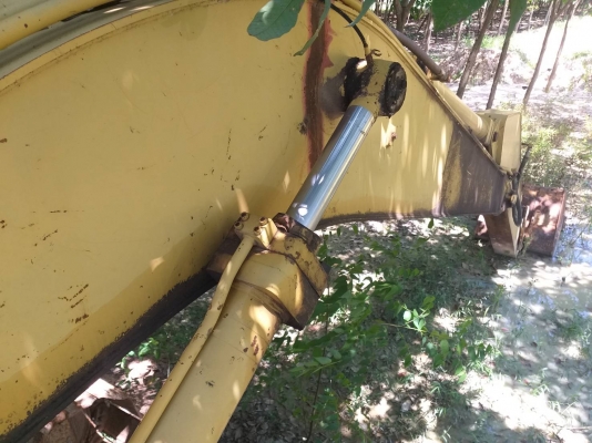 ขายด่วน แบ็คโคร CAT EL 240 สภาพพร้อมใช้งาน เครื่องปั้มดี โซ่ช่วงล่างสวย รถใช้งานปกติ เอกสารสัญญาซื้อขาย  สนใจสอบถาม 093 0764943  คุณ ตั้ม