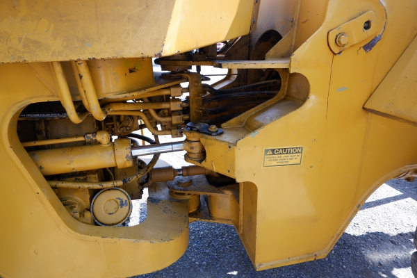 รถตักล้อยาง CAT963E / CAT963 มีทั้งหมด 3 คัน รถใช้เฉพาะในโรงงานน้ำตาล สภาพเดิม ๆ ราคาคันละ 1,400,000.- ราคายกทั้ง 3 คัน 4 ล้าน