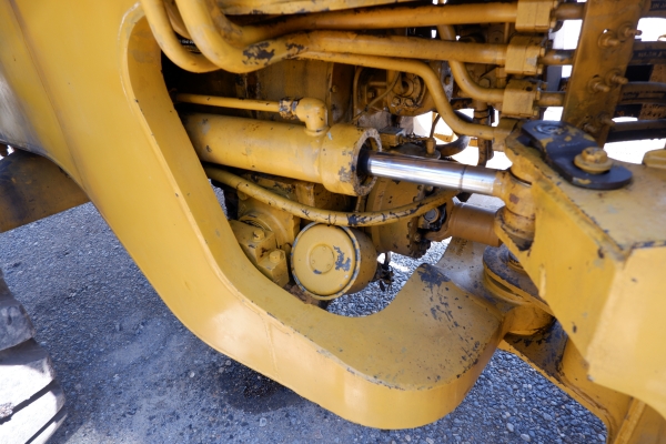 รถตักล้อยาง CAT963E / CAT963 มีทั้งหมด 3 คัน รถใช้เฉพาะในโรงงานน้ำตาล สภาพเดิม ๆ ราคาคันละ 1,400,000.- ราคายกทั้ง 3 คัน 4 ล้าน