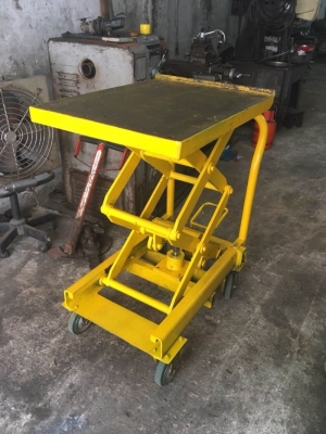 โต๊ะ ปรับระดับล้อเข็น รับน้ำหนักได้ 700 kความสูงยกได้ 1 เมตร กะบอกนึ้วสองโครงสร้างหนา 5 หุน  ตีนเหยียบขึ้นลงโต๊ะ กว้าง23 ยาว29 นึ้ว