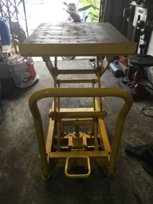 โต๊ะ ปรับระดับล้อเข็น รับน้ำหนักได้ 700 kความสูงยกได้ 1 เมตร กะบอกนึ้วสองโครงสร้างหนา 5 หุน  ตีนเหยียบขึ้นลงโต๊ะ กว้าง23 ยาว29 นึ้ว