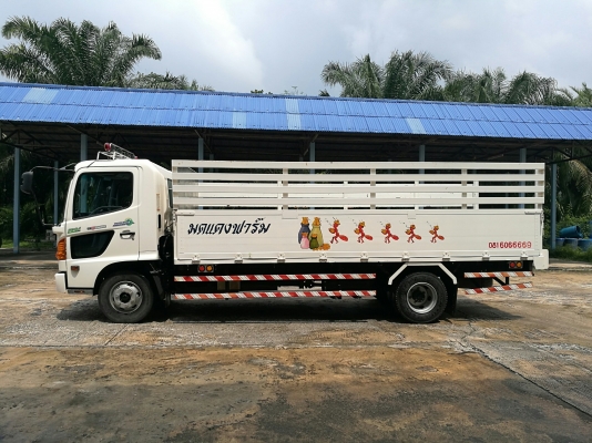 รถบรรทุก 6 ล้อ ยี่ห้อฮีโน่ รุ่น FC3JJE รหัสเครื่อง JO7C-D ขนาด 165 แรงม้า พื้นกระบะปูสเตนเลสทั้งหมด 