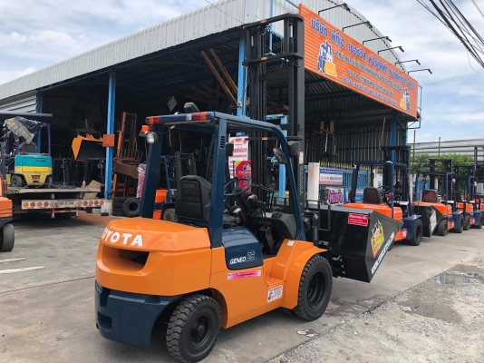 ขายรถตักยางพาราตักทะลายปาล์มยกได้สูง5เมตรงาเทได้ล้อหน้าคู่เกียร์ธรรมดา