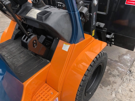 ขายรถตักยางพาราตักทะลายปาล์มยกได้สูง5เมตรงาเทได้ล้อหน้าคู่เกียร์ธรรมดา