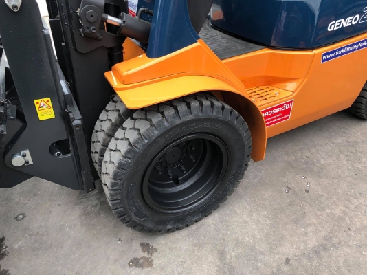 ขายรถตักยางพาราตักทะลายปาล์มยกได้สูง5เมตรงาเทได้ล้อหน้าคู่เกียร์ธรรมดา