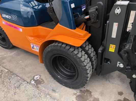 ขายรถตักยางพาราตักทะลายปาล์มยกได้สูง5เมตรงาเทได้ล้อหน้าคู่เกียร์ธรรมดา