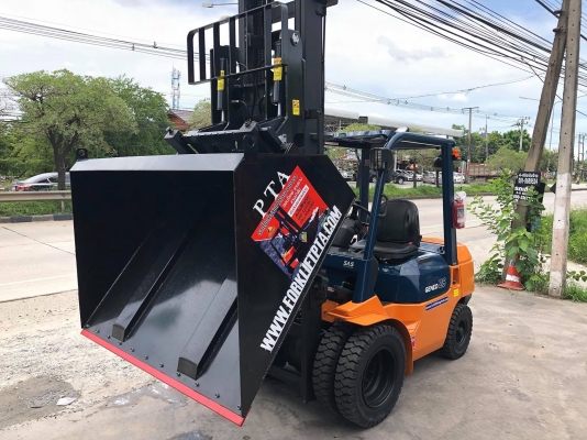 ขายรถตักยางพาราตักทะลายปาล์มยกได้สูง5เมตรงาเทได้ล้อหน้าคู่เกียร์ธรรมดา