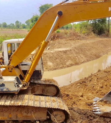 KOMATSU PC 200-5 คอนโทรลยาว เอกสารอินวอย รถพร้อมใช้งานได้เลยครับ เครื่องเดิมปั๊มเดิมทำงานแรงดีไม่มีโหลด แอร์เย็น ช่วงล่างเอวแน่น