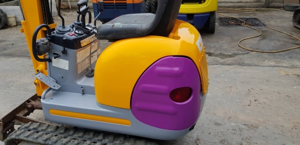 รถขุดขนาดเล็ก KOBELCO SK007-3 สำหรับงานที่แคบ ฐานกว้าง90เซนติเมตรและมีออบชั่นพิเศษปรับลดได้แคบสุด65เซนติเมตร (สามารถลอดประตูบ้านได้)พร้อมไลน์กระแทก ครบทุกมิติการทำงาน พิเศษสามารถยึดและหดแทรกยางได้ ชม.การใช้งาน3000ชม. ราคา215,000 บาทสนใจติดต่อ 081-8416818,