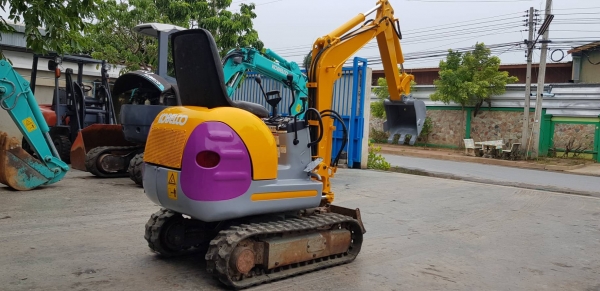รถขุดขนาดเล็ก KOBELCO SK007-3 สำหรับงานที่แคบ ฐานกว้าง90เซนติเมตรและมีออบชั่นพิเศษปรับลดได้แคบสุด65เซนติเมตร (สามารถลอดประตูบ้านได้)พร้อมไลน์กระแทก ครบทุกมิติการทำงาน พิเศษสามารถยึดและหดแทรกยางได้ ชม.การใช้งาน3000ชม. ราคา215,000 บาทสนใจติดต่อ 081-8416818,