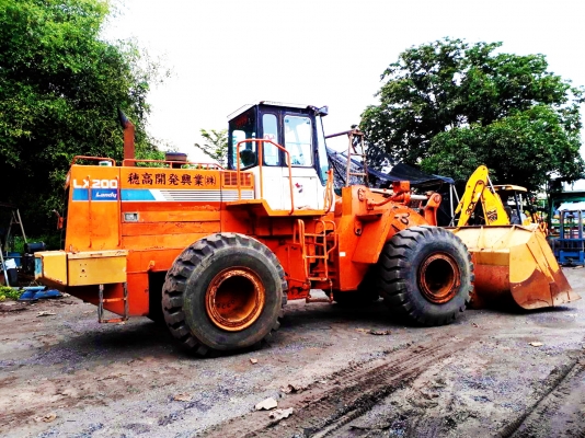 ขาย HITACHI LX200 240 hp (179 kw) เทียบเท่ากับ KOMATSU WA430-6 สภาพสวยพร้อมใช้ โทร 084-5424150