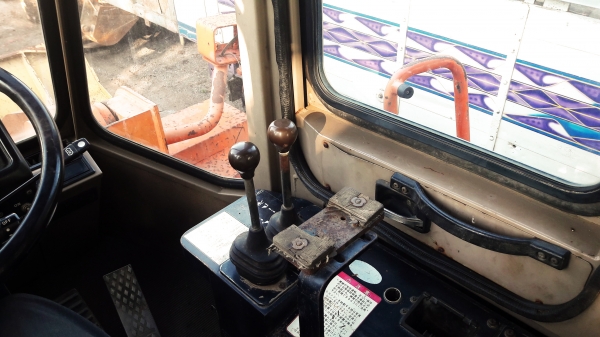 ขาย HITACHI LX200 240 hp (179 kw) เทียบเท่ากับ KOMATSU WA430-6 สภาพสวยพร้อมใช้ โทร 084-5424150