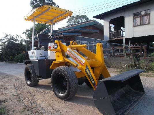 ขายรถตักล้อยางYANMAR V 3  เก่าในสภาพดีพร้อมใช้เกียร์ทอ็กสั่งงานไฟฟ้า เครื่องดี สีทำใหม่