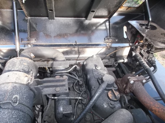 ขายรถตักล้อยางYANMAR V 3  เก่าในสภาพดีพร้อมใช้เกียร์ทอ็กสั่งงานไฟฟ้า เครื่องดี สีทำใหม่