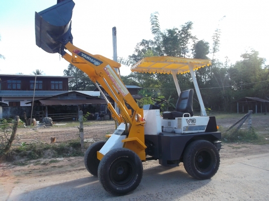 ขายรถตักล้อยางYANMAR V 3  เก่าในสภาพดีพร้อมใช้เกียร์ทอ็กสั่งงานไฟฟ้า เครื่องดี สีทำใหม่