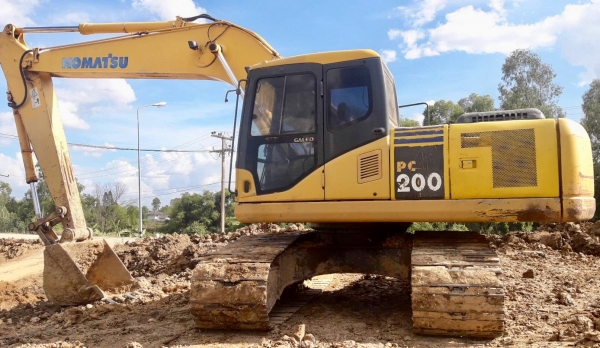 KOMATSU PC 200-7 ช่วงล่างเต็ม โซ่บูทใบเปลี่ยนศูนย์ใหม่ๆครับ 16,500 ชม. ภายในเก๋ง แอร์เย็น เครื่องแรงดีเดิมๆทำงานเร็ว เอกสารเล่มทะเบียนครบ