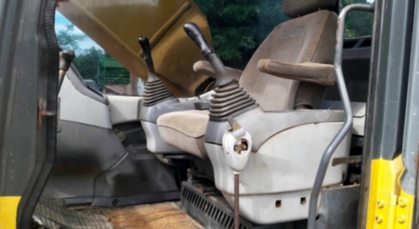 KOMATSU PC 200-7 ช่วงล่างเต็ม โซ่บูทใบเปลี่ยนศูนย์ใหม่ๆครับ 16,500 ชม. ภายในเก๋ง แอร์เย็น เครื่องแรงดีเดิมๆทำงานเร็ว เอกสารเล่มทะเบียนครบ