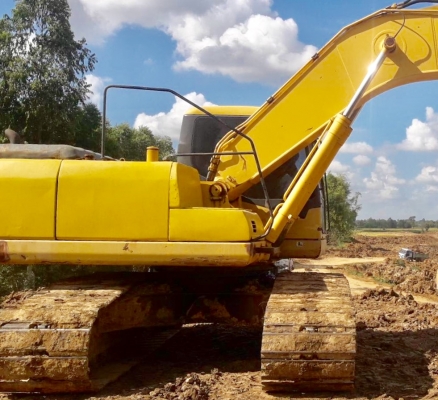 KOMATSU PC 200-7 ช่วงล่างเต็ม โซ่บูทใบเปลี่ยนศูนย์ใหม่ๆครับ 16,500 ชม. ภายในเก๋ง แอร์เย็น เครื่องแรงดีเดิมๆทำงานเร็ว เอกสารเล่มทะเบียนครบ