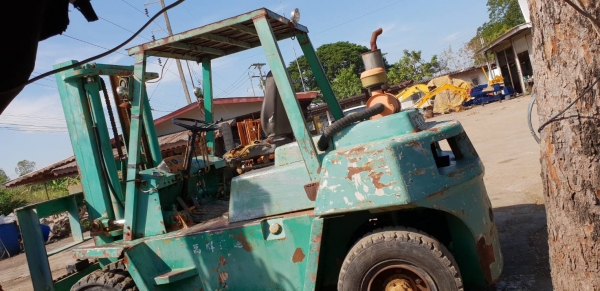 จำหนายโฟล์คลิฟท์ หกตันเสาสามเมตร ราคา295,000บาท สนใจโทรหา 0819891989 หรั่งครับ