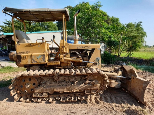 ขายรถแทรกเตอร์ KOMATSU P20-5 ใบมีปรับได้ 5 ทิศทาง ตีนเป็ด เกียร์ตัด ราคา.130,000 ต่อรอง เครื่อง ปั้มแรง รถทำงานได้สมบูร์ ปิดตัวซ้ายขวา เดินหน้าดัน กำลังหายห่วง สนใจไปใช้งานโทร.081-3531946 ต่อ.บางนา &amp;ID-LINE รถทำงานที่ จ.นครนายก