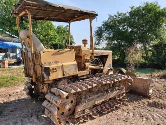 ขายรถแทรกเตอร์ KOMATSU P20-5 ใบมีปรับได้ 5 ทิศทาง ตีนเป็ด เกียร์ตัด ราคา.130,000 ต่อรอง เครื่อง ปั้มแรง รถทำงานได้สมบูร์ ปิดตัวซ้ายขวา เดินหน้าดัน กำลังหายห่วง สนใจไปใช้งานโทร.081-3531946 ต่อ.บางนา &amp;ID-LINE รถทำงานที่ จ.นครนายก