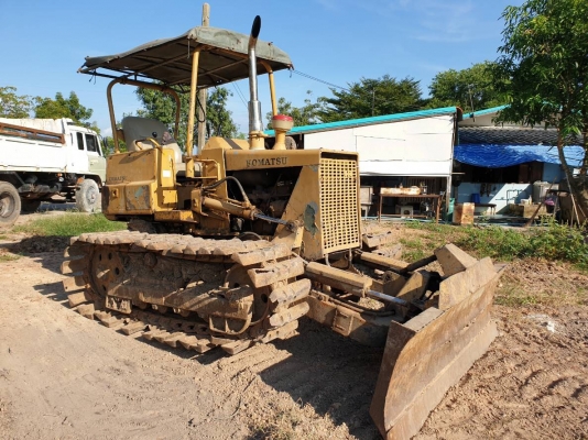 ขายรถแทรกเตอร์ KOMATSU P20-5 ใบมีปรับได้ 5 ทิศทาง ตีนเป็ด เกียร์ตัด ราคา.130,000 ต่อรอง เครื่อง ปั้มแรง รถทำงานได้สมบูร์ ปิดตัวซ้ายขวา เดินหน้าดัน กำลังหายห่วง สนใจไปใช้งานโทร.081-3531946 ต่อ.บางนา &amp;ID-LINE รถทำงานที่ จ.นครนายก