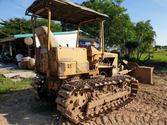 ขายรถแทรกเตอร์ KOMATSU P20-5 ใบมีปรับได้ 5 ทิศทาง ตีนเป็ด เกียร์ตัด ราคา.130,000 ต่อรอง เครื่อง ปั้มแรง รถทำงานได้สมบูร์ ปิดตัวซ้ายขวา เดินหน้าดัน กำลังหายห่วง สนใจไปใช้งานโทร.081-3531946 ต่อ.บางนา &amp;ID-LINE รถทำงานที่ จ.นครนายก